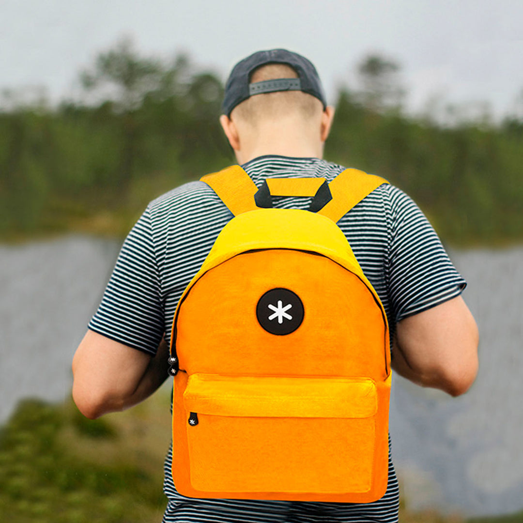 ANTARTIK - Mochila Escolar con Asas Acolchadas y Bolsillo Exterior. Mostaza